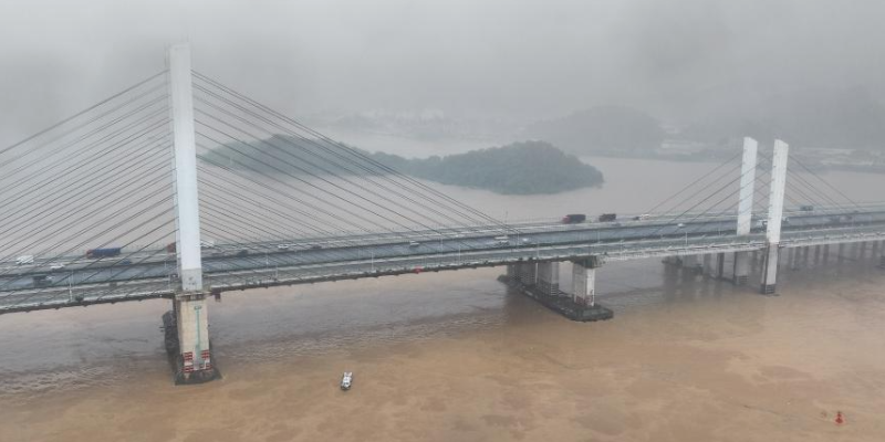 广东佛山九江大桥防撞墩受船舶擦碰，船只沉没